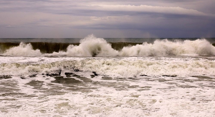 Picture of STUNNING WAVES UNDER A CLOUDY SKY IN WINTER