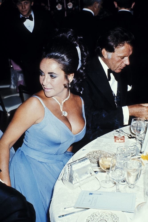 Picture of ELIZABETH TAYLOR AND RICHARD BURTON AT THE OSCARS