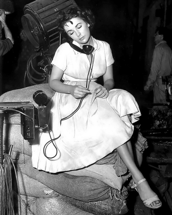 Picture of ELIZABETH TAYLOR ON THE PHONE BACKSTAGE