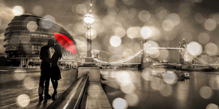 Picture of KISSING IN LONDON (BW)