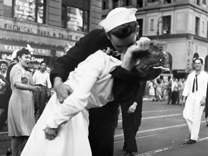 Picture of KISSING THE WAR GOODBYE IN TIMES SQUARE 1945