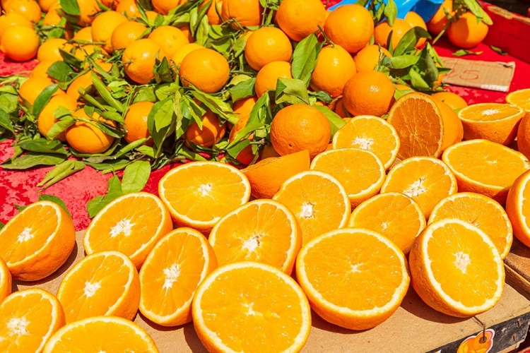 Picture of ITALY-APULIA-METROPOLITAN CITY OF BARI-LOCOROTONDO ORANGES FOR SALE IN AN OUTDOOR MARKET