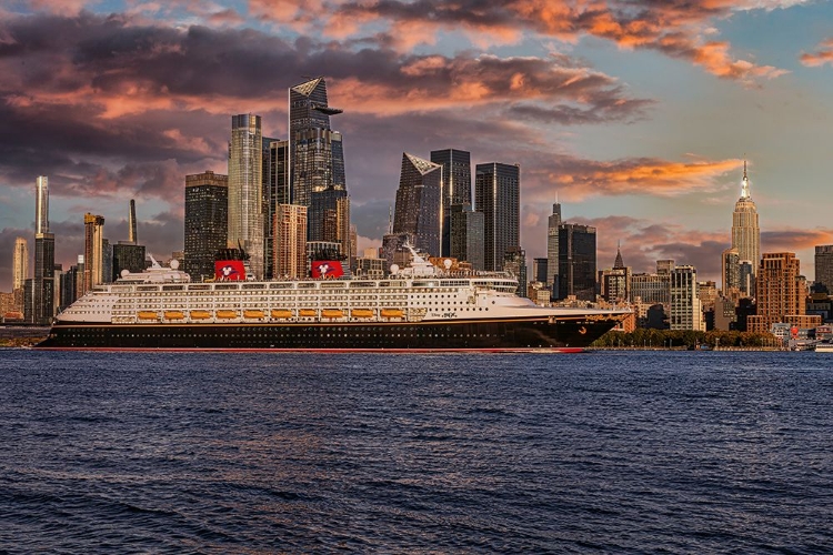 Picture of DISNEY CRUISE SHIP PASSES MID-MANHATTAN SKYLINE