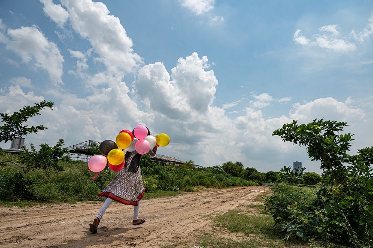 Picture of RUNNING WITH BALLOONS 2