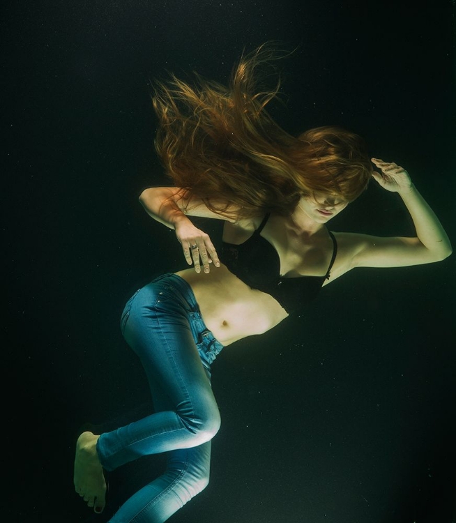 Picture of UNDERWATER ARTISTIC PORTRAIT SHOOTING