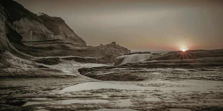 Picture of SUNDOWN OVER THE OCEAN