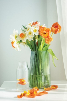 Picture of ORANGE AND WHITE FLOWERS IN VASE