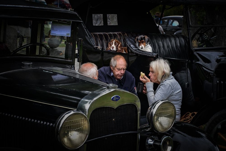 Picture of SNACK BETWEEN OLDSMOBILES