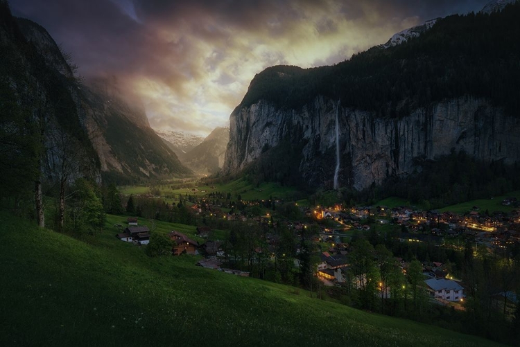 Picture of LAUTERBRUNNEN ON LIGHT.