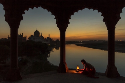 Picture of ILLUMINATING THE TAJ