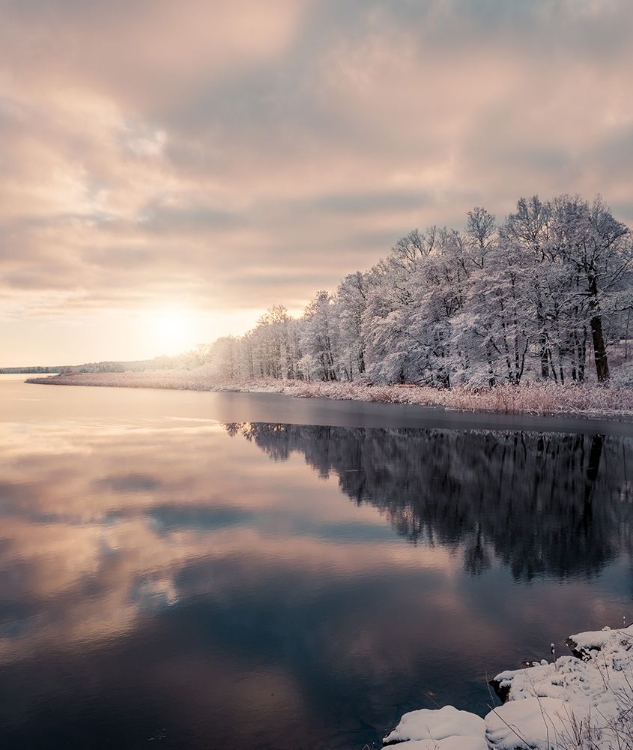 Picture of ICE SLOWLY TAKING OVER THE LAKE