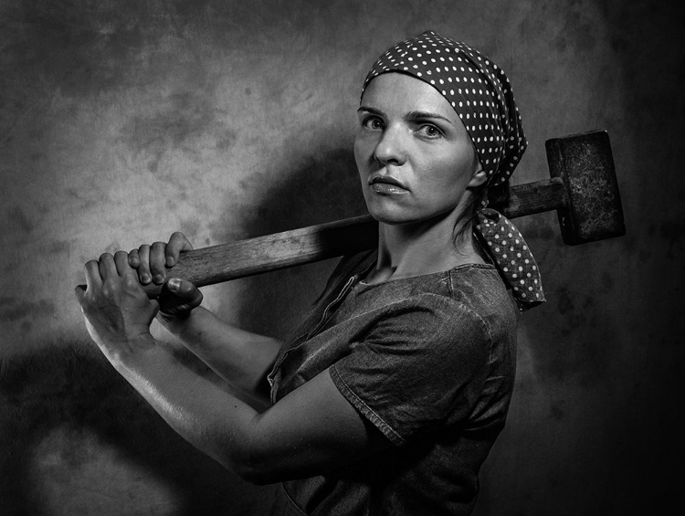 Picture of GIRL WITH A SLEDGEHAMMER