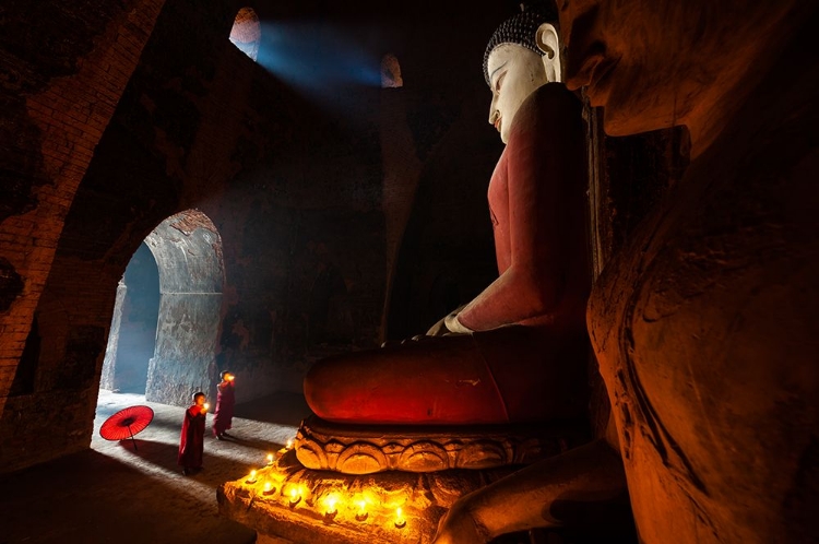 Picture of MONKS IN BAGAN STUPA