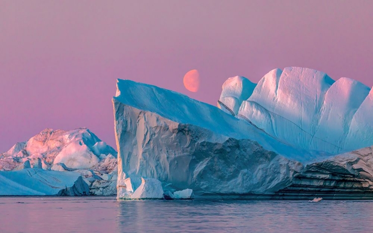 Picture of THE MIDNIGHT MOON IN ILULISSAT ICEFJORD