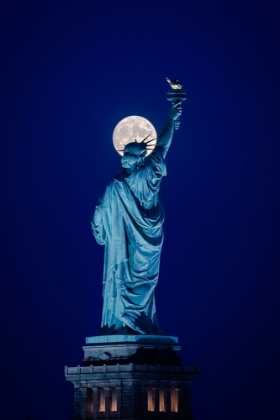 Picture of MOONRISE BEHIND LIBERTY