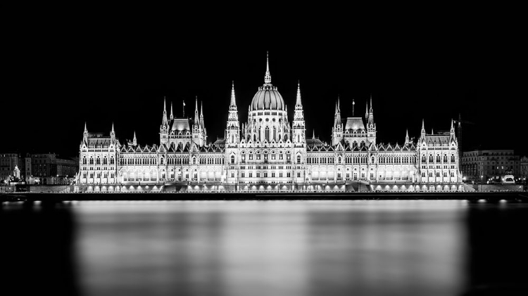 Picture of BUDAPESTS NOCTURNAL MAJESTY