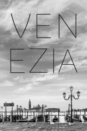 Picture of VENICE GONDOLAS IN THE EARLY MORNING | TEXT A SKYLINE